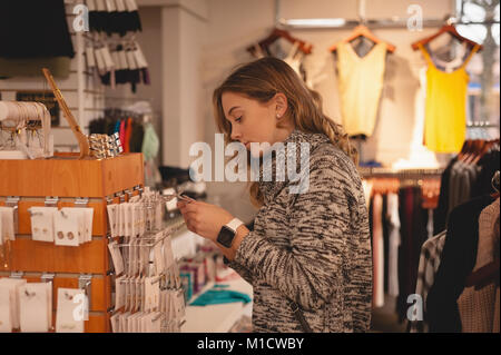 Woman shopping for accessoires dans le mall Banque D'Images