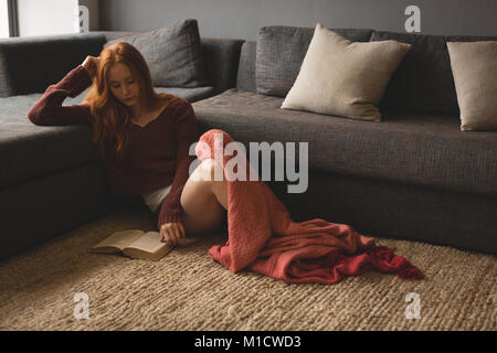 Woman Reading a book Banque D'Images