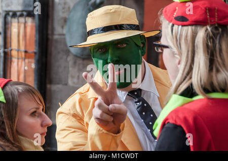 Cologne, Allemagne - 14 mars 2014 : un homme porte le costume du film 'Le masque', un costume jaune avec un chapeau jaune et vert face Banque D'Images