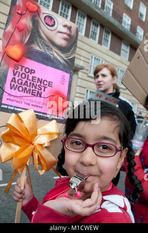 La Journée internationale de la femme le 8 mars 2009. Une jeune fille tient une pancarte disant 'Stop à la violence contre les femmes". Banque D'Images