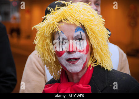 Cologne, Allemagne - 14 mars 2014 : un clown avec perruque jaune Banque D'Images