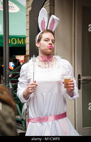 Cologne, Allemagne - 14 mars 2014 : c'est le carnaval de rue, un homme lapin envoie un baiser à la caméra Banque D'Images