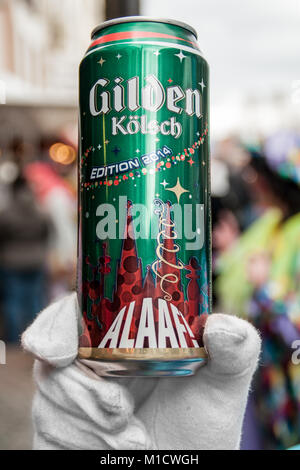 Cologne, Allemagne - 14 mars 2014 : la main avec glove holding tin la bière en édition spéciale Banque D'Images