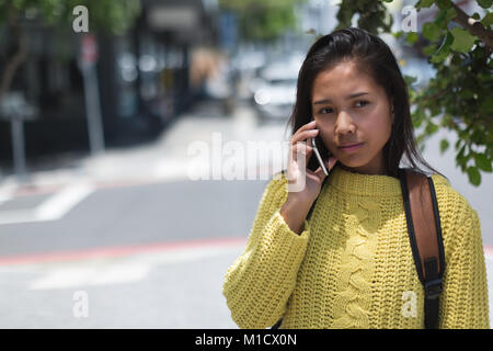 Teenage girl talking on mobile phone Banque D'Images