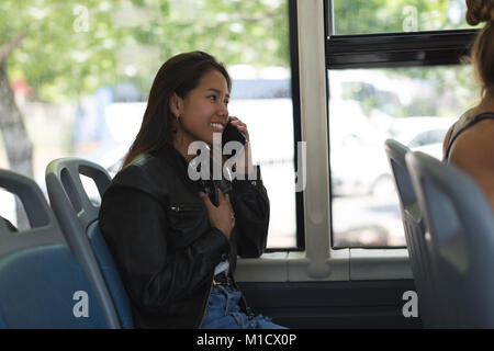 Teenage girl talking on mobile phone Banque D'Images