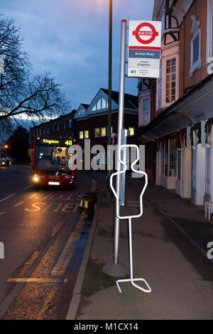 / Le tube tubulaire mannequin placé à l'arrêt de bus à regarder comme si c'est une personne d'attendre un temps très long pour un bus. Molesey, UK. (94) Banque D'Images