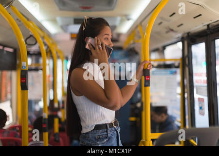 Teenage girl talking on mobile phone Banque D'Images