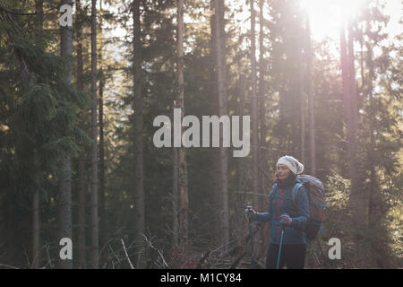 Female hiker standing in forest Banque D'Images