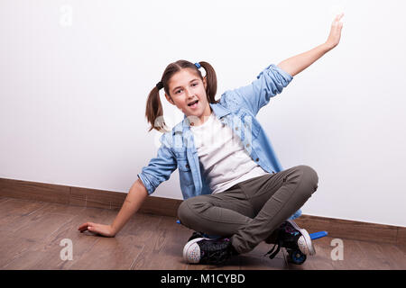 Adolescent Active fille sur une planche à roulettes Banque D'Images