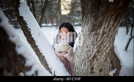 Belle femme s'amusant à l'extérieur à jouer avec la neige. Banque D'Images