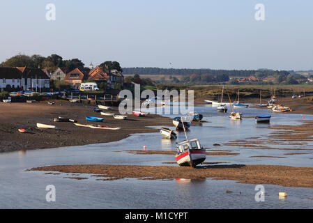 Bateaux à marée basse à Burnham Overy Staithe sur la côte nord du comté de Norfolk. Banque D'Images