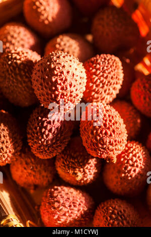 Le litchi fruits dans un panier en fin de soirée la lumière. Banque D'Images