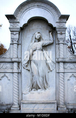 Pierre avec la vierge Marie gravée dans la pierre à l'ancien cimetière de Belgrade Serbie Banque D'Images