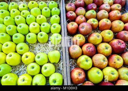 Pommes empilées frais au marché de fermiers Banque D'Images