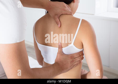 Close-up of a Woman Receiving Back massage au Spa de beauté Banque D'Images