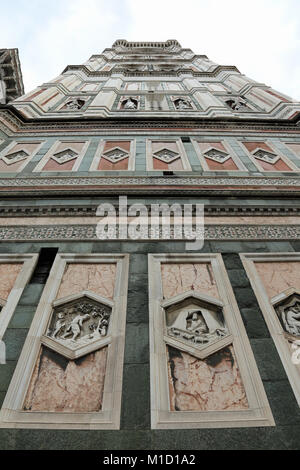 Florence Italie Vue de dessous avec objectif fisheye de clocher de cathédrale par un artiste italien appelé GIOTTO Banque D'Images