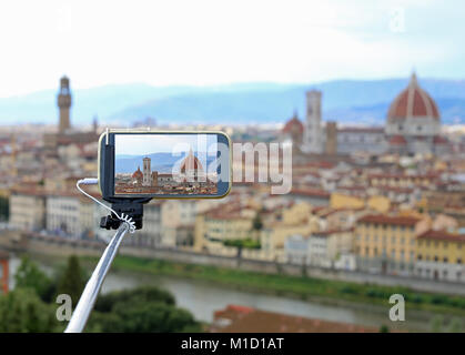 Photos de tournage avec smart phone et le bâton d'une vue fantastique sur Florence en Italie Banque D'Images