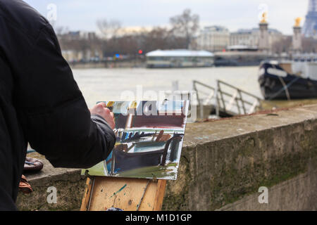 Un artiste peint une peinture à l'huile de la Seine à Paris son whilsts les niveaux d'eau sont élevés pendant les inondations, Paris, France Banque D'Images