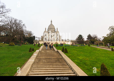 La Sacre Coer, la Basilique du Sacré-Cœur de Paris, les touristes de monter les escaliers à la vue en haut de la Butte Montmartre, Paris, France Banque D'Images