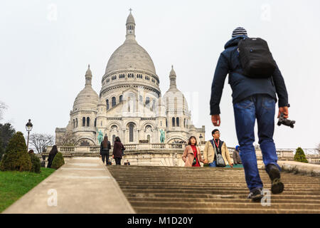 Sacre Coer, vue jusqu'à la Basilique du Sacré coeur de Paris, les touristes grimpant des escaliers jusqu'au point de repère au sommet de la Butte Montmartre, Paris, France Banque D'Images