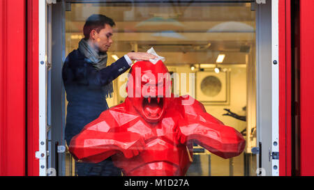 Le gorille rouge sculpture intitulée 'Wild Kong' par le sculpteur et artiste Richard Olinsky est nettoyé par le personnel à la Galerie Montmartre à Paris, France Banque D'Images