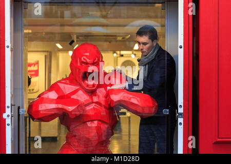 Le gorille rouge sculpture intitulée 'Wild Kong' par le sculpteur et artiste Richard Olinsky est nettoyé par le personnel à la Galerie Montmartre à Paris, France Banque D'Images