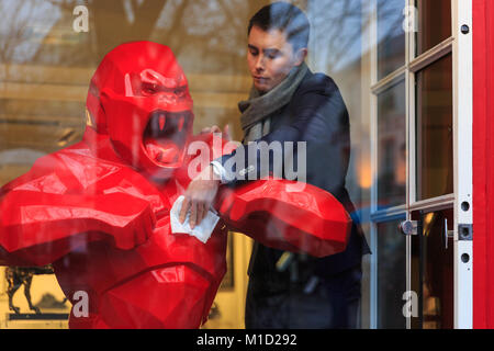 Le gorille rouge sculpture intitulée 'Wild Kong' par le sculpteur et artiste Richard Olinsky est nettoyé par le personnel à la Galerie Montmartre à Paris, France Banque D'Images