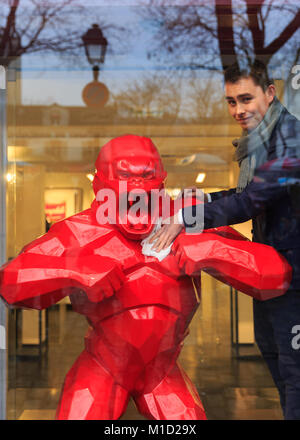 Le gorille rouge sculpture intitulée 'Wild Kong' par le sculpteur et artiste Richard Olinsky est nettoyé par le personnel à la Galerie Montmartre à Paris, France Banque D'Images