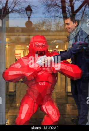 Le gorille rouge sculpture intitulée 'Wild Kong' par le sculpteur et artiste Richard Olinsky est nettoyé par le personnel à la Galerie Montmartre à Paris, France Banque D'Images
