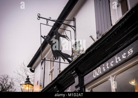 'Coven de new age des sorcières boutique avec la boutique sign original en forme de Sorcière volante en Burley un jour de pluie dans la New Forest, Hampshire, Angleterre, Royaume-Uni Banque D'Images
