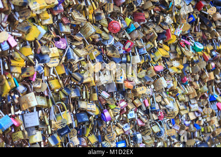 L'amour des verrous sur Pont Neuf, l'Île de la Cité, Paris, France Banque D'Images