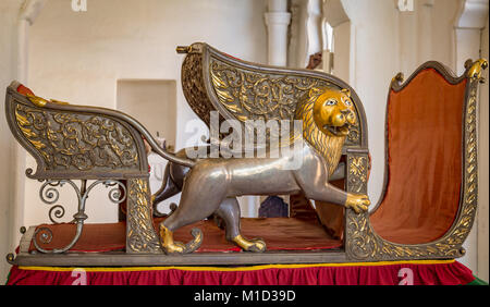 Ancienne cité royale howdah un siège utilisé sur le dos d'un éléphant pour les rois à l'affiche au musée de Fort Mehrangarh, Jodhpur, Rajasthan Inde. Banque D'Images