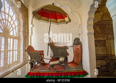 Ancienne cité royale howdah un siège utilisé sur le dos d'un éléphant pour les rois à l'affiche au musée de Fort Mehrangarh, Jodhpur, Rajasthan Inde. Banque D'Images