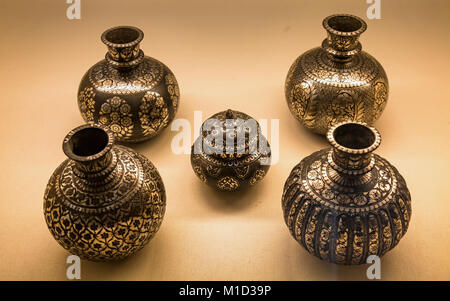 La poterie artisanat Rajasthan en laiton et cuivre avec des œuvres d'art du Rajasthan. Banque D'Images