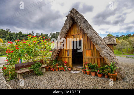 Maison de paille, Parque Tico Tema da Madeira, Santana, Madeira, Portugal, Strohhaus, Parque Tematico da Madeira Banque D'Images