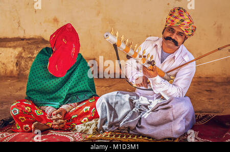 Les musiciens du Rajasthan Rajasthan traditionnel en tenue au Fort Mehrangarh, Jodhpur Rajasthan Inde. Banque D'Images