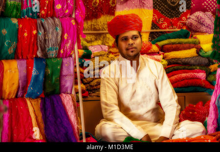 Les jeunes hommes portant des vêtements traditionnels du Rajasthan Rajasthan vente matériaux robe à Fort Mehrangarh, Jodhpur Rajasthan Inde. Banque D'Images