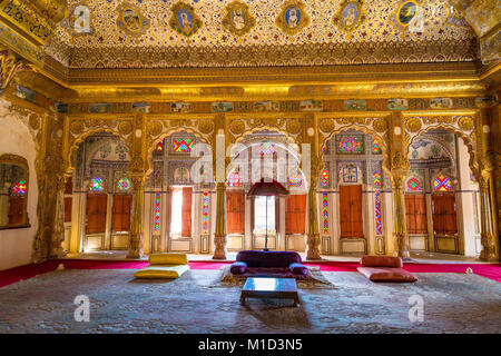 Mehrangarh Fort royal palace prix intérieur avec décoration et l'art complexe de l'or et du verre. Site du patrimoine mondial de l'UNESCO à Jodhpur, Rajasthan Banque D'Images