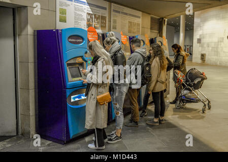 La station de métro Cais do Sodré, distributeur automatique de billets,,, Lisbonne, Portugal, Ticketautomat, Metro, Cais do Sodré, Lissabon Banque D'Images