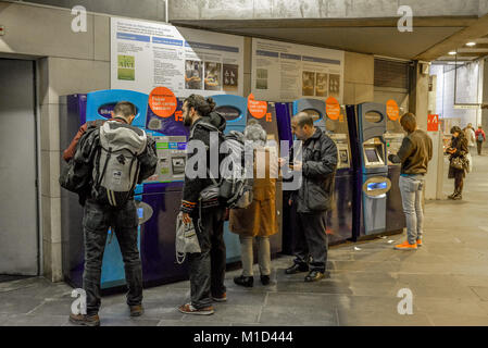 La station de métro Cais do Sodré, distributeur automatique de billets,,, Lisbonne, Portugal, Ticketautomat, Metro, Cais do Sodré, Lissabon Banque D'Images