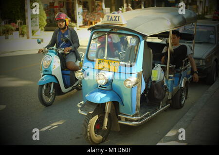 Bleu un tuk-tuk taxi à Chiang Mai, Thaïlande. 24-Jan-2018 Banque D'Images