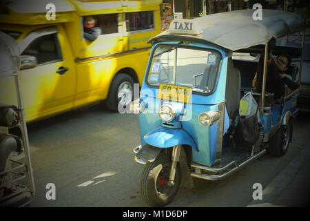 Un tuk-tuk bleu et jaune un songthaew taxi à Chiang Mai, Thaïlande. 24-Jan-2018 Banque D'Images