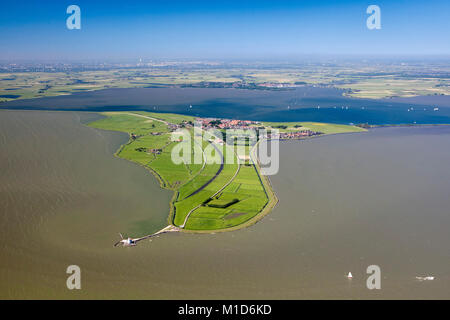 Les Pays-Bas, l'île de Marken et aérienne phare appelé Het Paard. Appelé le lac IJsselmeer. Banque D'Images