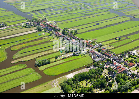 Les Pays-Bas, Jisp, aérienne, village et paysage de polders. Banque D'Images