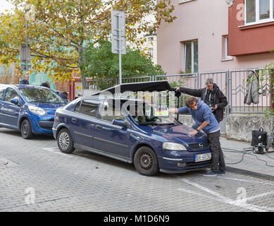 BRATISLAVA, Slovaquie - 25 septembre 2017 : l'équipe de tournage tournage film scène sur la rue en plein air situé au centre-ville. Banque D'Images