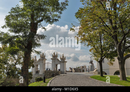 BRATISLAVA, Slovaquie - 25 septembre 2017 : Visite du château médiéval avec vue sur la ville. C'est l'une des plus importantes structures de la ville, s Banque D'Images