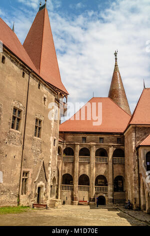 Cour intérieure, Corvin Castle, château médiéval de Bihor, en Transylvanie, Roumanie. Juin 2017. Banque D'Images