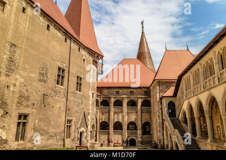 Cour intérieure, Corvin Castle, château médiéval de Bihor, en Transylvanie, Roumanie. Juin 2017. Banque D'Images