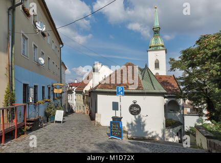 BRATISLAVA, Slovaquie - 25 septembre 2017 : Vieille rue étroite de la vieille ville, à proximité de château. Castle est l'un des structures les plus importantes dans la ville, Banque D'Images