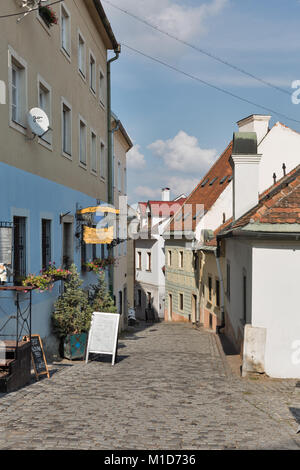 BRATISLAVA, Slovaquie - 25 septembre 2017 : Vieille rue étroite de la vieille ville, à proximité de château. Castle est l'un des structures les plus importantes dans la ville, Banque D'Images